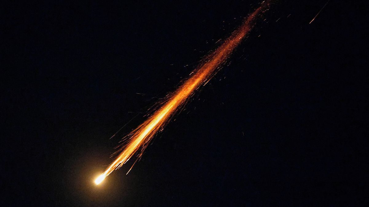 Fotky: Izrael pod odvetnou palbou z Íránu, lidé se skrývají v garážích